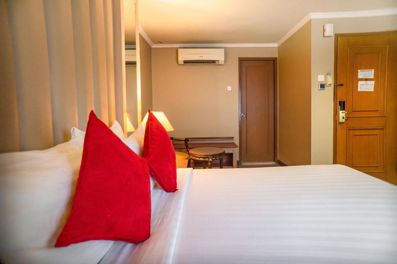 Olympic Hotel Jakarta Exterior foto